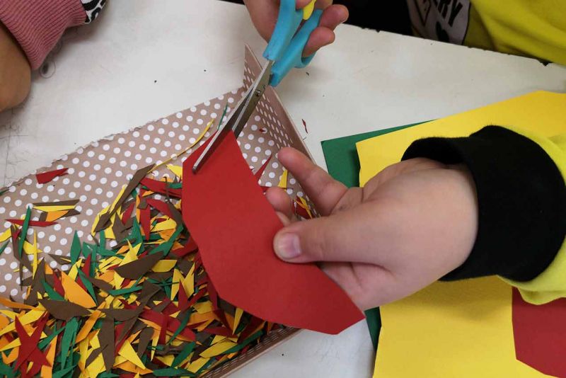 ΔΕΝΤΡΟ ΑΠΟ ΧΡΩΜΑΤΙΣΤΑ ΧΑΡΤΑΚΙΑ