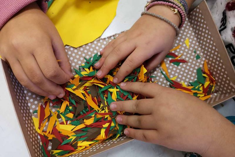 ΔΕΝΤΡΟ ΑΠΟ ΧΡΩΜΑΤΙΣΤΑ ΧΑΡΤΑΚΙΑ